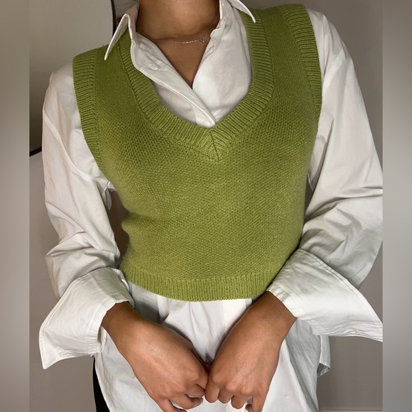 Cute light green sweater vest - Picture 1 of 5